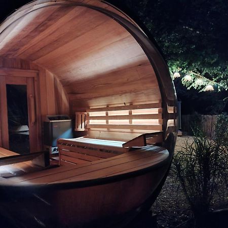 Le Domaine De Pivette Chambre Climatisee Et Insolite Avec Terrasse Privative Avranches Oda fotoğraf