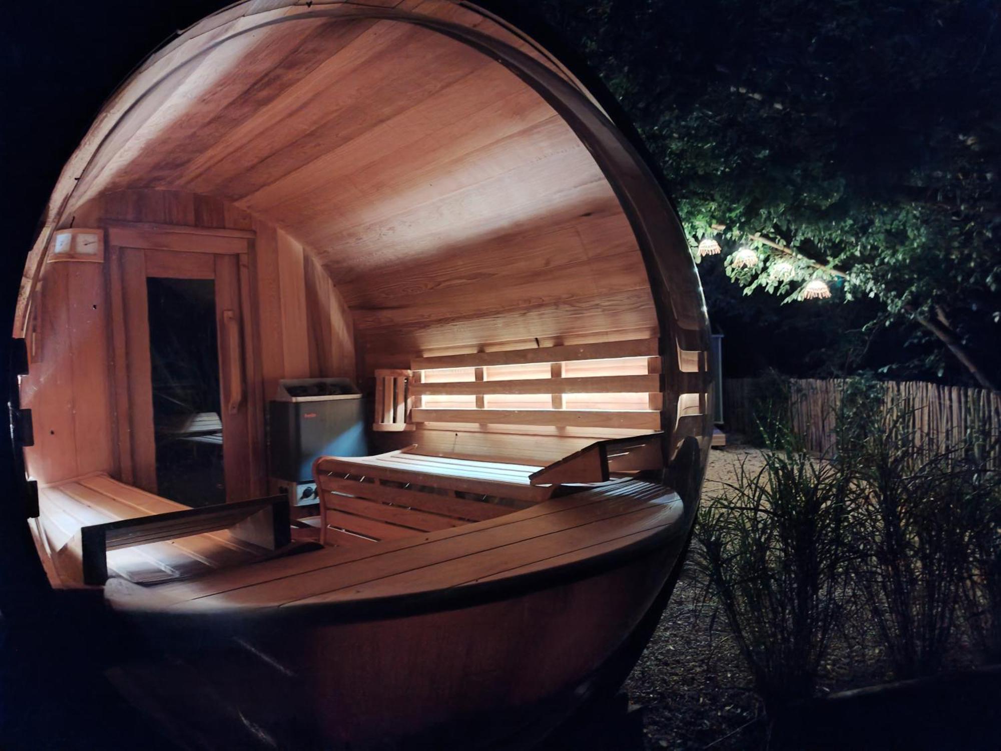 Le Domaine De Pivette Chambre Climatisee Et Insolite Avec Terrasse Privative Avranches Oda fotoğraf